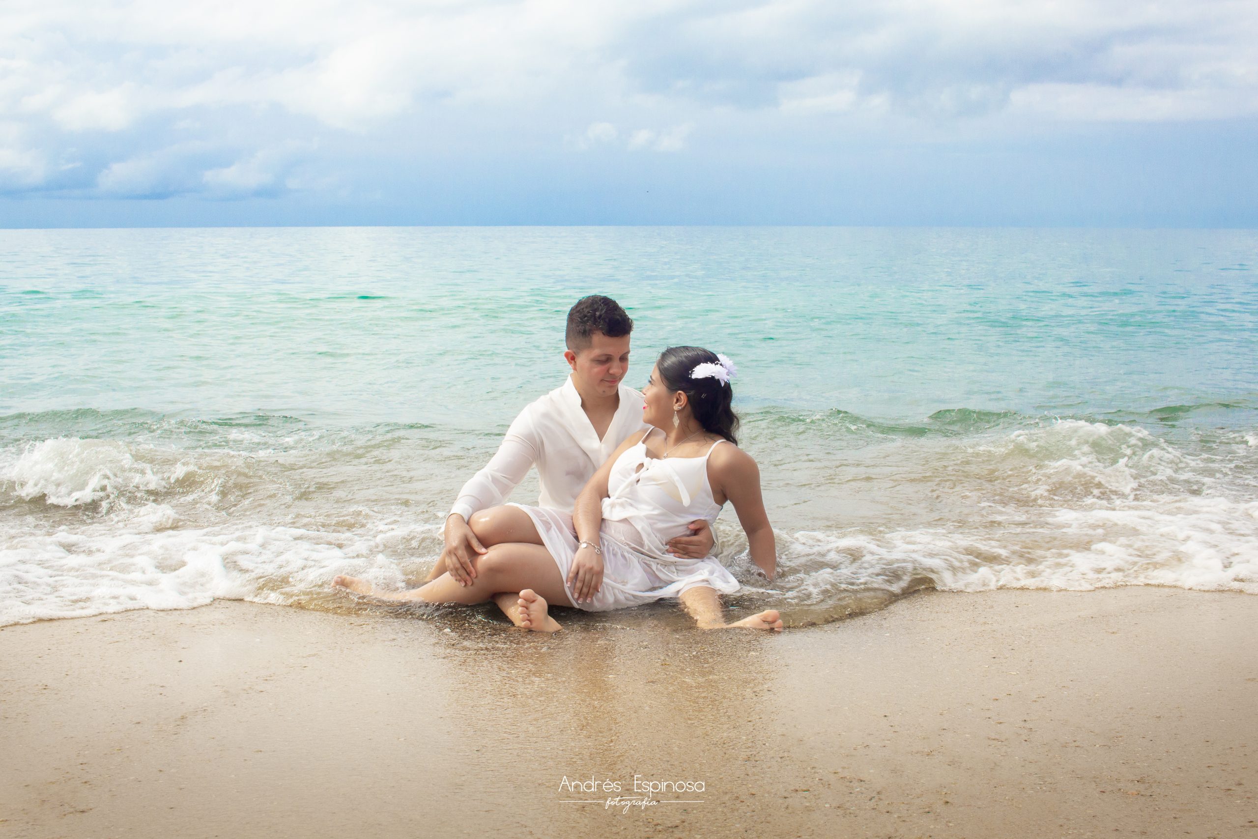 Fotos Pre boda pareja vestida de blanco a la orilla de la playa