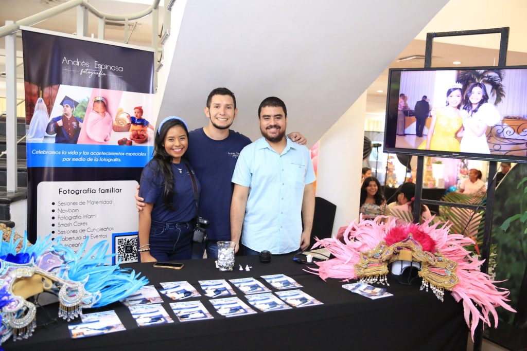 Ana Alvarado, Andrés Espinosa y Ahamet Alvarado en el Stand de Andrés Espinosa Fotografía, en la Expo Bazar Miss 15