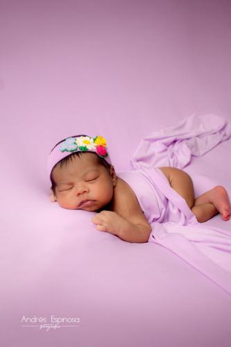 Newborn - Bebe durmiendo en fondo lila