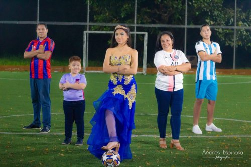 Sesión de fotos 15 años con familia futbolista