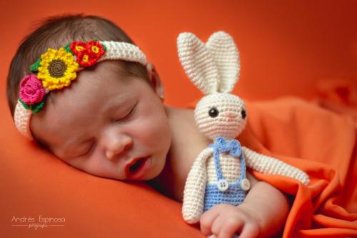 Newborn - Bebe durmiendo con conejo de peluche