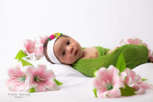 Newborn - Bebe con flores