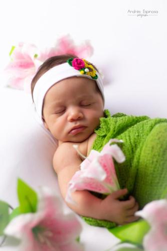 Newborn - Bebe durmiendo con flores 4