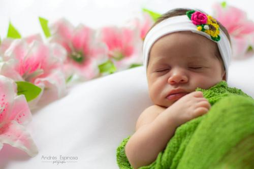 Newborn - Bebe durmiendo con flores 1