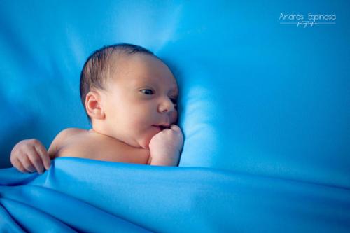 Newborn - Bebé en fondo celeste