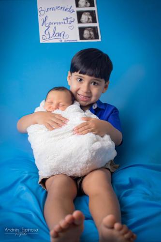 Newborn - Bebé con hermano y cartel de bienvenido