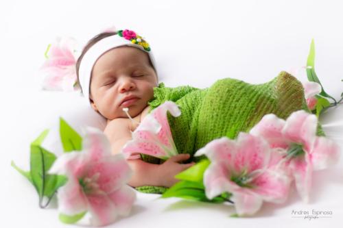 Newborn - Bebe durmiendo con flores 3